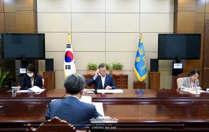 Presidente Moon Jae-in dialoga con el Rey de España sobre la cooperación contra COVID-19