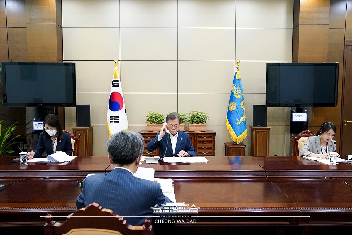 Presidente Moon Jae-in dialoga con el Rey de España sobre la cooperación contra COVID-19