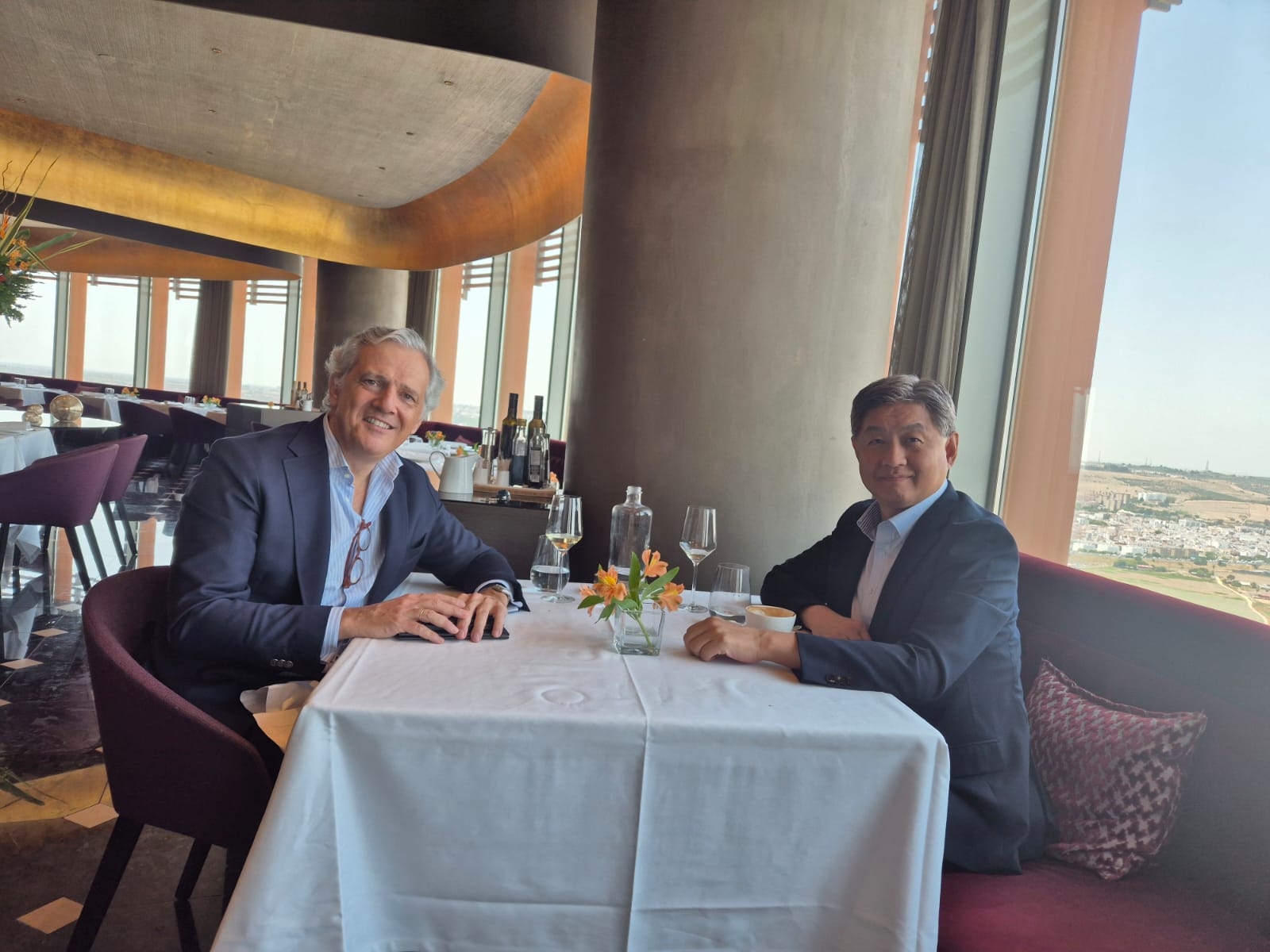 Encuentro en Sevilla entre el Cónsul Honorario de Corea en Andalucia y el Embajador de Corea en España Encuentro en Sevilla entre el Cónsul Honorario de Corea en Andalucia y el Embajador de Corea en España